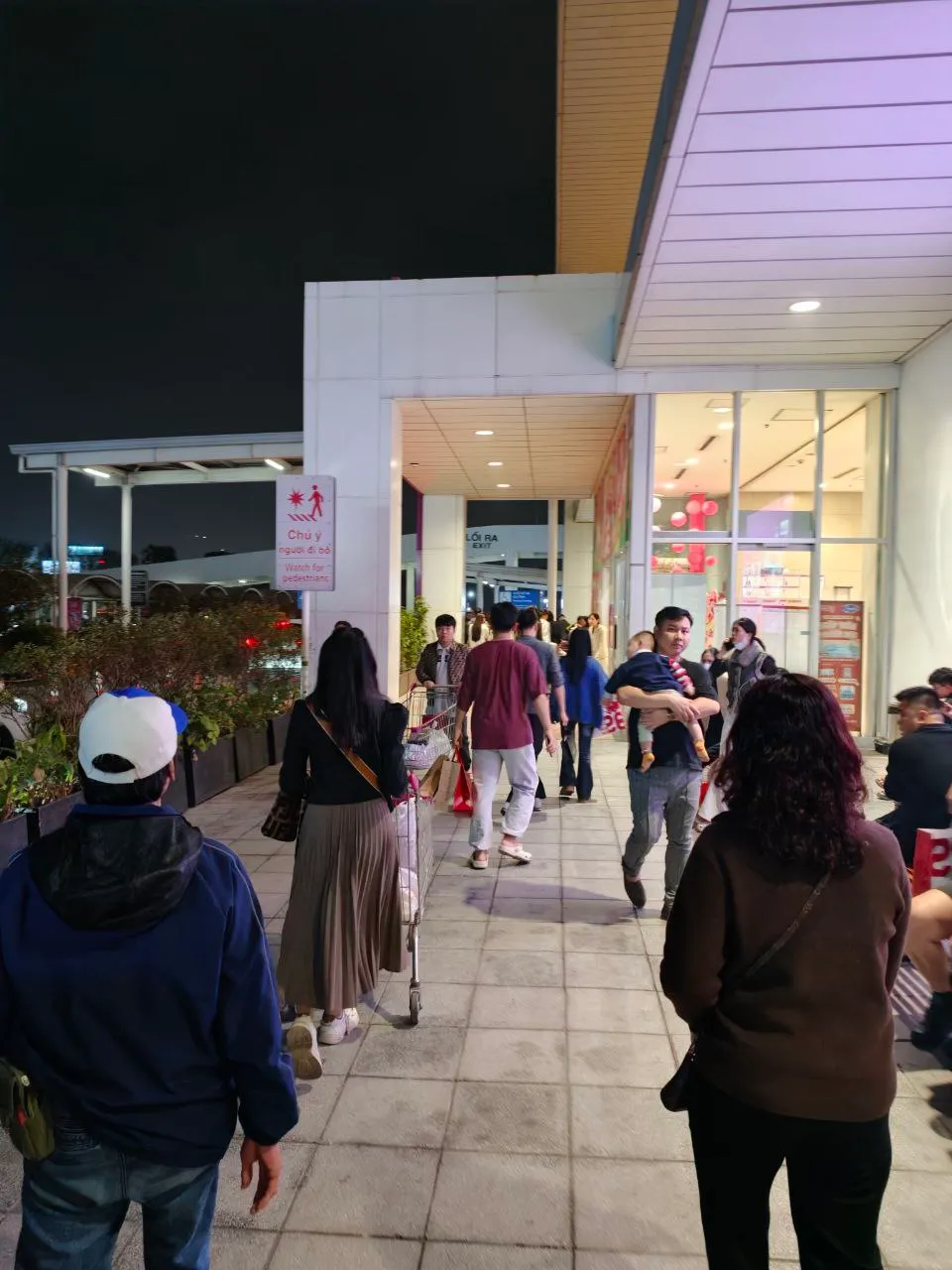 Một buổi tối đông người, nhưng ai cũng đang vội